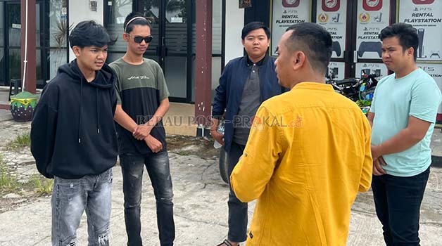 BERI WEJANGAN: Ketua Esi Berau, Akbar Patompo, saat melakukan diskusi bersama para atletnya sebelum berangkat ke Samarinda untuk mengikuti seleksi Pra PON kemarin.