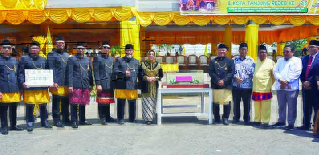 FOTO BERSAMA: Usai penyerahan masterplan atau maket bangunan RSB Berau oleh PT Berau Coal dan Baznas kepada Pemkab Berau, Bupati Berau, Wakil Bupati, Jajaran Manajemen PT Berau Coal dan Jajaran Baznas Berau dan Wakil Ketua 3 Baznas Kaltim foto bersama.