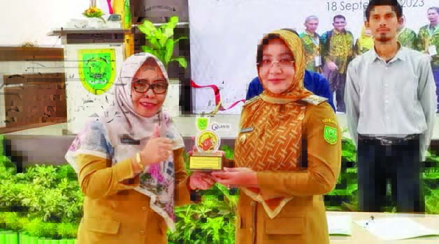 DISERAHKAN: Kepala Dinas Perkebunan Berau, Lita Handini, saat Penyerahan Plakat Si Bang Koko Mantap sebagai permohonan dukungan bupati terhadap keberlanjutan proyek perubahan yang digagasnya pada Pelatihan Kepemimpinan Nasional (PKN) Tingkat II.