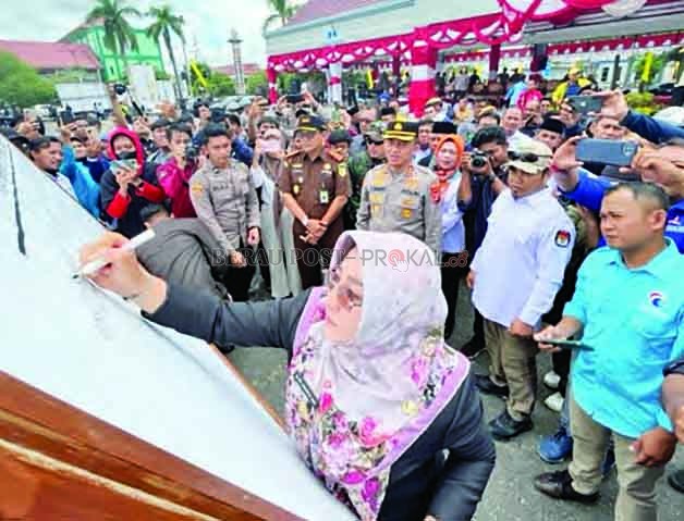 PEMILU DAMAI: Bupati Berau Sri Juniarsih, menandatangani deklarasi damai, kemarin.
