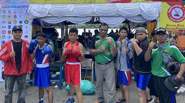 ATLET BERAU: Para atlet tinju Berau saat berfoto besama dengan Ketua KONI Berau, La Ode Ilyas, beberapa waktu lalu.