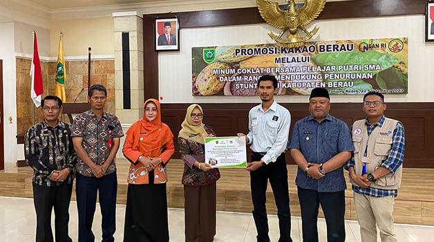 SIMBOLIS: Penyerahan dukungan PT Berau Coal kepada program Si Bang Koko Mantap yang diterima oleh Kepala Dinas Perkebunan, Lita Handini pada Jumat (23/9).