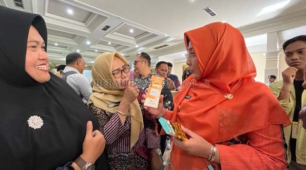 KOORDINASI: Bupati Berau Sri Juniarsih saat berbincang dengan Kepala Dinas Perkebunan Berau Lita Handini mengenai olahan cokelat Berau.