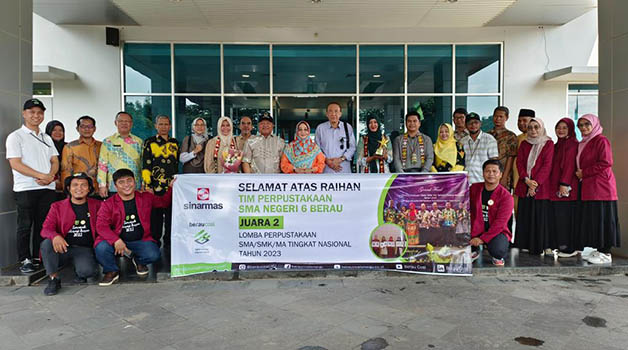 DISAMBUT: Kedatangan guru dan kepala perpustakaan SMA 6 Berau disambut jajaran Pemkab Berau dan perwakilan manajemen PT Berau Coal, usai membawa pulang gelar Juara II Lomba Perpustakaan Tingkat Nasional (16/9) lalu.