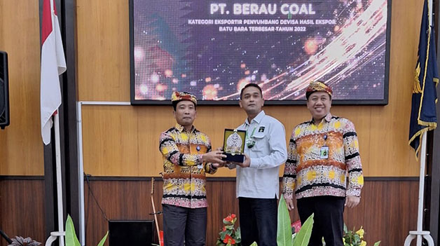 TERIMA PENGHARGAAN: Shipping Manager PT Berau Coal Sandy Santosa saat menerima penghargaan sebagai Eksportir Penyumbang Devisa Hasil Ekspor Batu Bara Terbesar 2022 yang diberikan oleh Kepala Bea Cukai Tarakan, Johan Pandores, Selasa (5/9) lalu.
