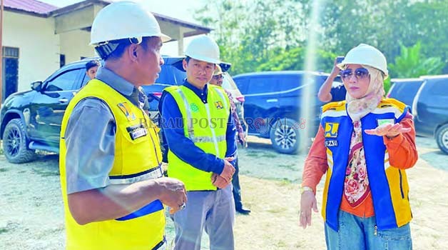 TINJAU: Bupati Berau, Sri Juniarsih, bersama Wakil Bupati Berau, Gamalis, didampingi jajaran DPUPR Berau meninjau pekerjaan peningkatan jalan di Batu Putih melalui Dana Instruksi Presiden senilai Rp 60 miliar.