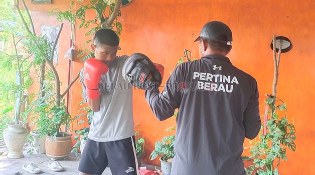 LATIHAN: Pelatih Persatuan Tinju Amatir Indonesia (Pertani) Berau, La Ode Tani, saat melatih salah satu atletnya beberapa waktu lalu.