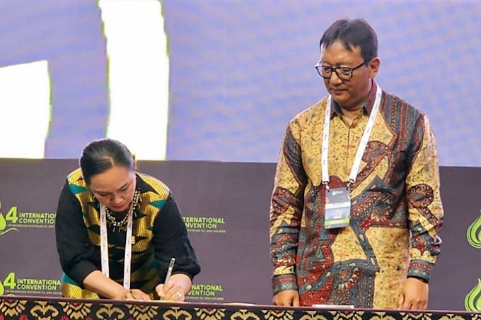 Prosesi penandatanganan MoU yang dilakukan oleh General Manager PLN UID Kaltimra Joice Lannya Wantania (kiri) dengan President Director & CEO PT Badak LNG Gema Iriandus Pahalawan (Kanan) dalam acara The 4th International Convention on Indonesian Upstream