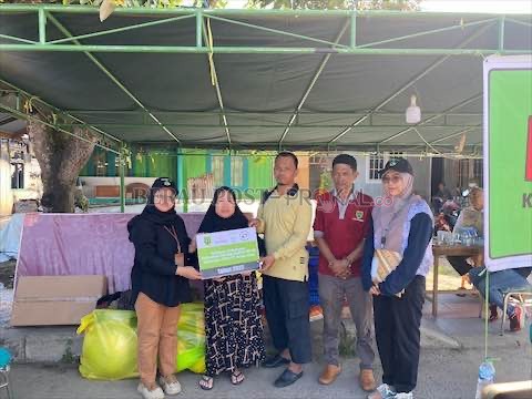 DISALURKAN: Perwakilan Manajemen PT Berau Coal menyerahkan bantuan kepada keluarga korban kebakaran di Jalan Mangga 3, mulai dari kebutuhan sekolah hingga perlengkapan agar korban bisa melanjutkan usahanya.