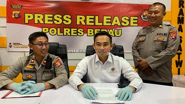 KONFERENSI PERS: Wakapolres Berau, Kompol Rangga Abhiyasa,didampingi Kasat Reskrim Polres Berau, AKP Ardian Rahayu Priatna, saat konferensi pers terkait perkembangan dugaan pembunuhan pada jasad yang ditemukan di Mayang Mangurai Rabu (27/9) lalu.