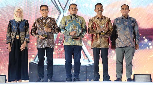 TERIMA PENGHARGAAN: Kepala Teknik Tambang PT Berau Coal, Feri Indrayana (tengah), saat menerima penghargaan pada Good Mining Practice (GMP) Award 2023 di Hotel Bidakara, Jakarta, Jumat (29/9) lalu.