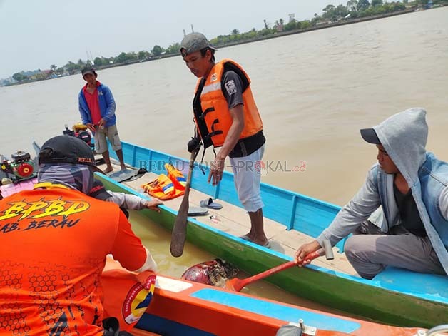 DITEMUKAN: Tim gabungan saat mengevakuasi mayat dengan kondisi tak utuh di Sungai Segah.