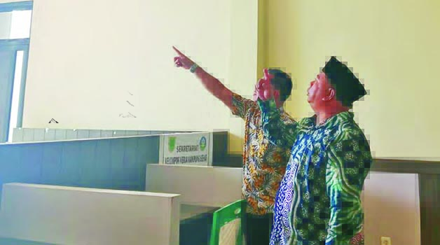 TINJAU: Ketua DPRD Berau, Madri Pani, beberapa waktu lalu meninjau langsung Kantor Camat Pulau Derawan yang atap dan plafonnya banyak bocor.