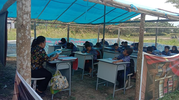 TERPAKSA:  Para siswa di SMP 4 Kelay, terpaksa menggunakan tenda biru, untuk belajar karena kurangnya ruang kelas.