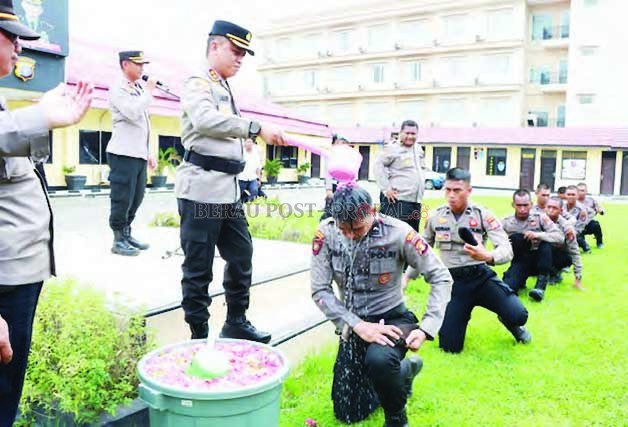 TRADISI PENYAMBUTAN: Kapolres Berau AKBP Steyven Jonly Manopo melakukan tradisi mandi kembang kepada para personel bintara remaja yang baru memasuki Mapolres Berau.