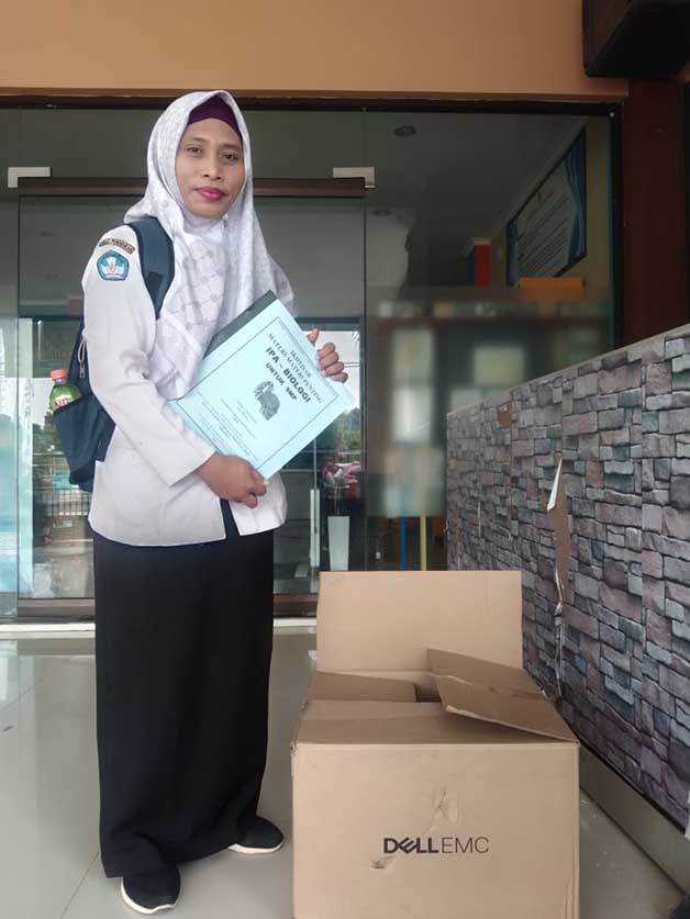 MEMINJAM BUKU: Salah satu pengurus perpustakaan dari SMPN 5 Berau saat meminjam buku di perpustakaan kemarin.