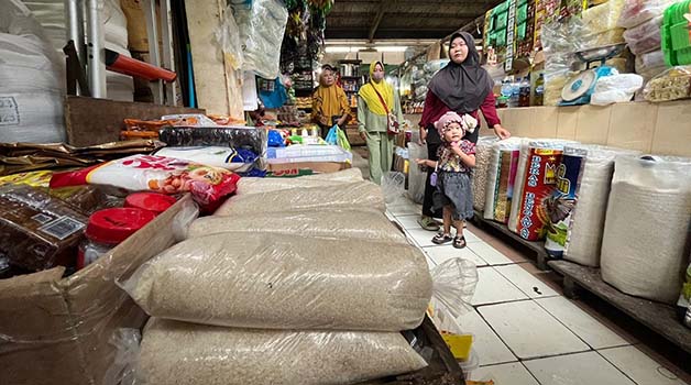 MULAI NAIK: Sejumlah harga kebutuhan pokok di Pasar Sanggam Adji Dilayas mengalami kenaikan.