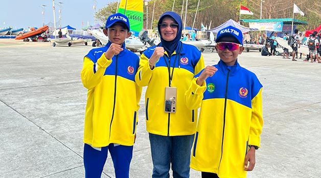 OPTIMISTIS JUARA: Pembina Cabor Layar Kaltim, Ida Nursanti (tengah), berfoto bersama dua atlet layar Kaltim beberapa waktu lalu.