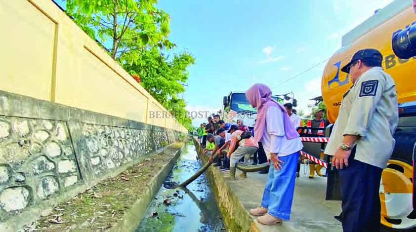 TUNJANG KEBERSIHAN KOTA: Pemerintah Kabupaten Berau melaksanakan uji coba mobil penyedot lumpur dan kapal pengangkut sampah milik DPUPR dan DLHK.