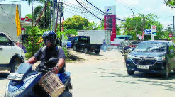 ANTRE: Kendaraan yang hendak masuk ke salah satu SPBU di Tanjung Redeb tampak mengantre.