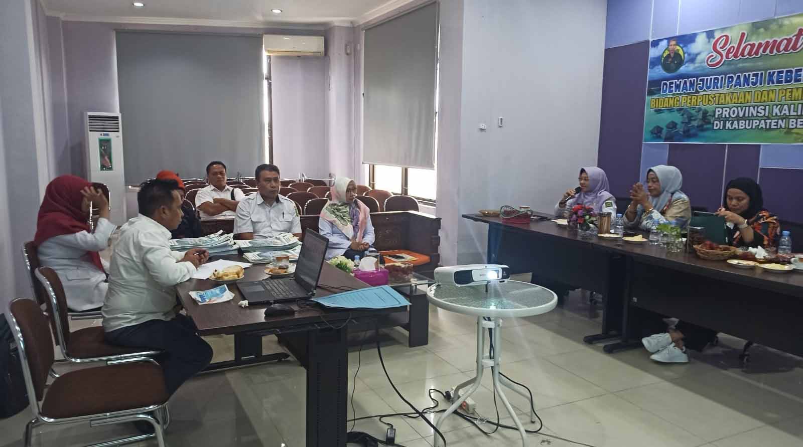PERSENTASE: Dewan Juri Panji Keberhasilan Pengembangan Bidang Perpustakaan dan Kebudayaan Kegemaran Membaca Provinsi Kalimantan Timur tahun 2023 saat mendengarkan presentase tim Dinas Perpustakaan dan Kearsipan (Dispusip) Berau, kemarin.