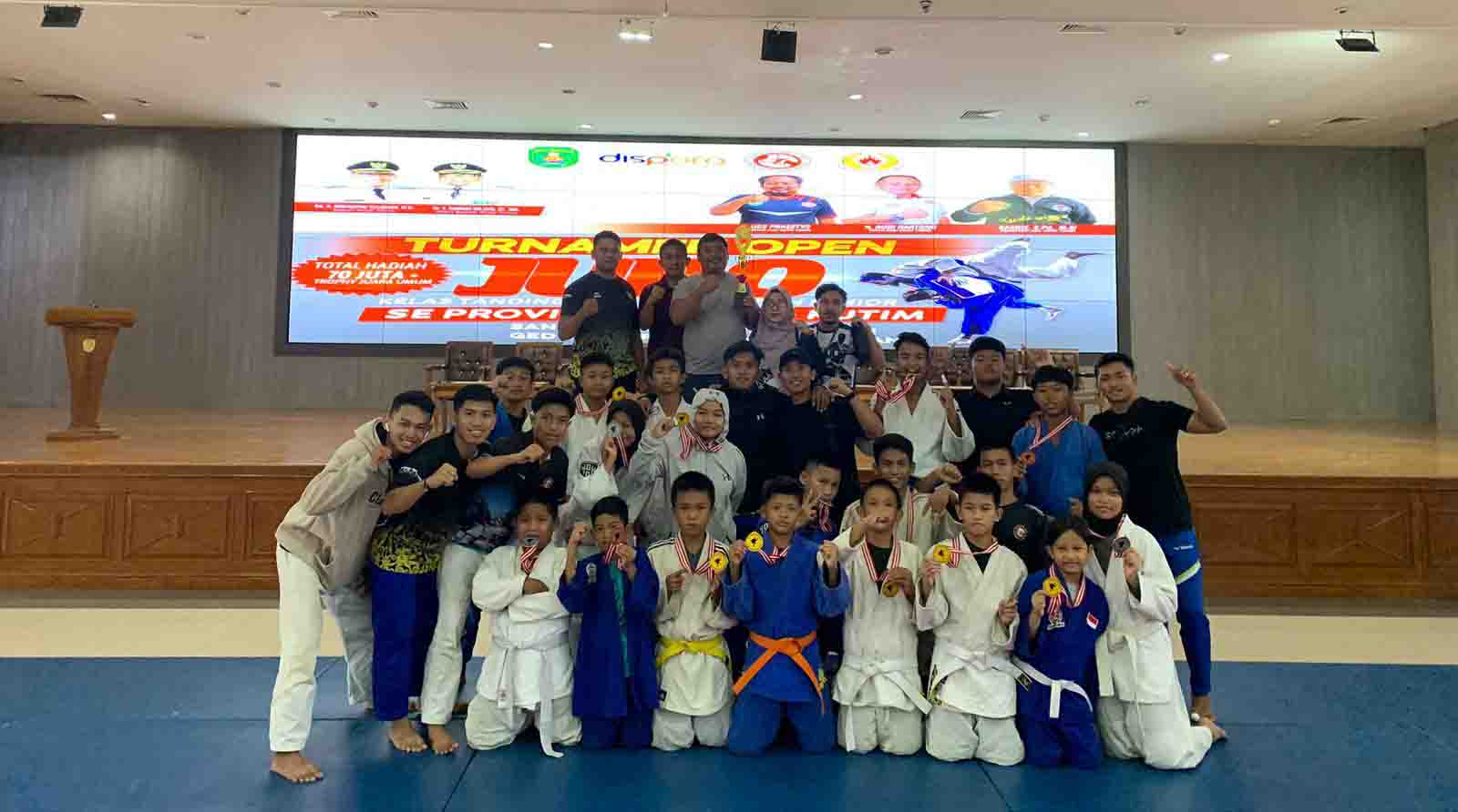 RAIH PRESTASI: Para atlet Judo Berau foto bersama usai mengikuti Kejuaraan Kutim Open, kemarin.