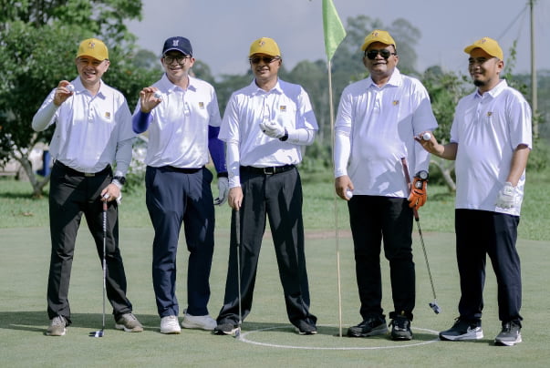 HAVE FUN: Dari kiri, SHE Division Head PAMA Herjadi Budiman, Direktur PAMA Roberto Dwi Handoko, Direktur Operasional & HSE PT Berau Coal Arief Wiedhartono, GM Mining Operation & Support PT Berau Coal Dudu Anwar Sanusi, dan KTT PT Berau Coal Feri Indrayana