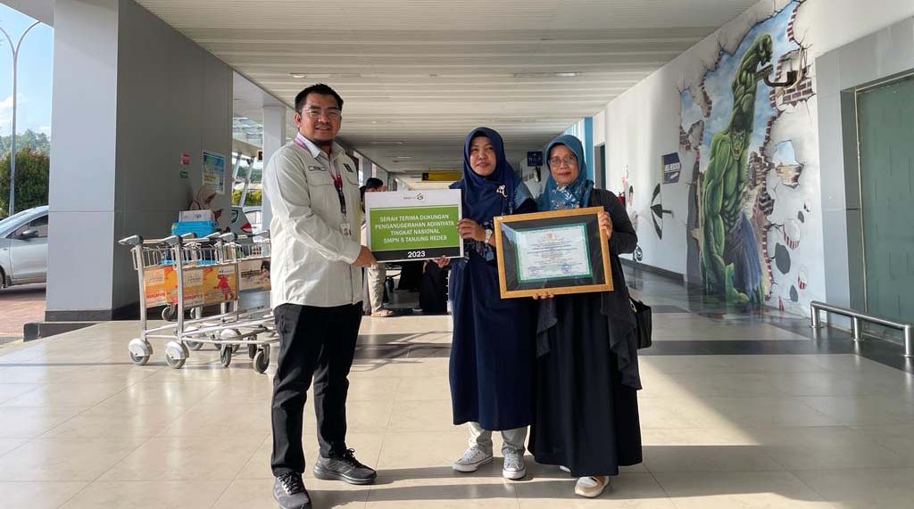 TERIMA KEDATANGAN: Corporate Communication Superintendent PT Berau Coal Rudini saat menyambut kedatangan Kepala SMP 5 Tanjung Redeb di Bandara Kalimarau, usai menerima penghargaan Adiwiyata Nasional oleh Kementerian Kehutanan dan Lingkungan Hidup.