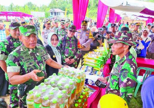 BORONG: Kasdam VI/Mulawarman Brigjen TNI Susilo didampingi Bupati Berau Sri Juniarsih, meninjau sekaligus memborong sembako yang dijual di pasar murah saat penutupan TMMD, untuk dibagikan kepada masyarakat Melati Jaya.