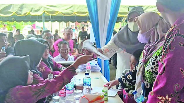 ANTUSIAS: Ribuan masyarakat di 53 kampung antusias datang ke TPS, untuk memilih sosok pemimpin yang akan mengakomodir dalam memajukan kampung.