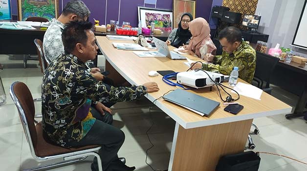 LAKUKAN PERSENTASI: Sekretaris Dispusip Berau Ali Sadikin Atma (kiri) saat melakukan presentasi di depan pihak Perpustakaan Nasional (Perpusnas).