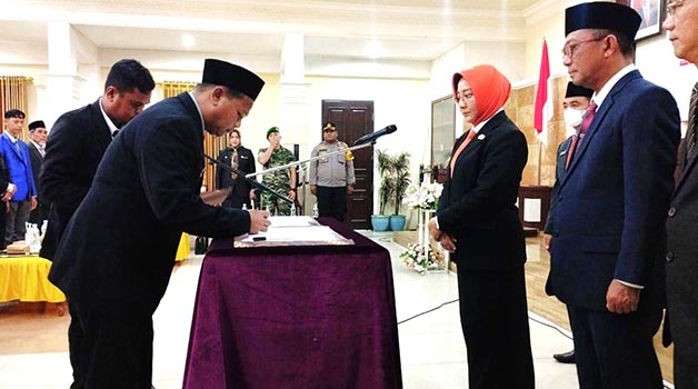 DILANTIK: Muhammad Said resmi dilantik menjadi Sekkab Berau, beberapa waktu lalu, oleh Bupati Berau, Sri Juniarsih.