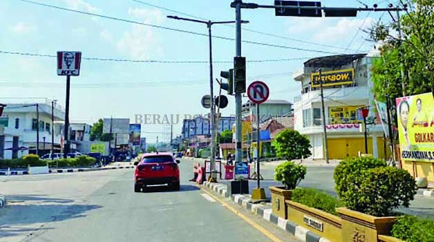 MASIH RUSAK: Lampu lalu lintas di simpang empat Jalan Pemuda, Tanjung Redeb rusak, lantaran secara tidak sengaja kabel-kabel penghubungnya putus terkena proyek pekerjaan di sisi barat persimpangan.