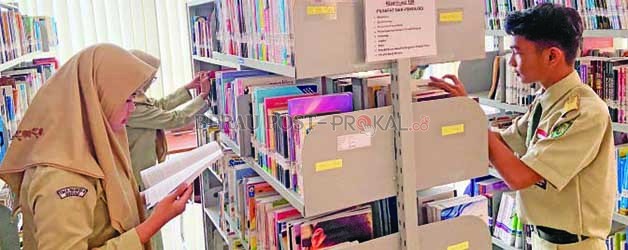 BERIKAN PELAYANAN: Sampai saat ini Dispusip Berau terus berinovasi memberikan pelayanan yang baik kepada para pengunjung.