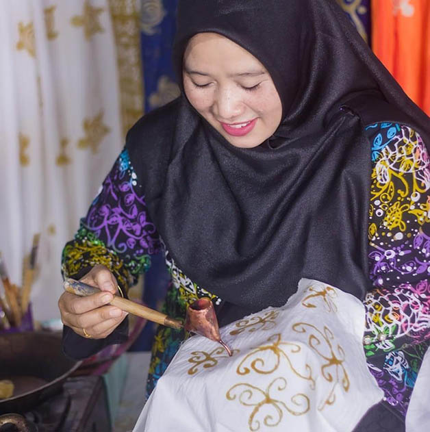 MEMBATIK: Salah seorang warga asik membatik di salah satu tempat pengusaha batik di Kampung Maluang, Kecamatan Gunung Tabur.