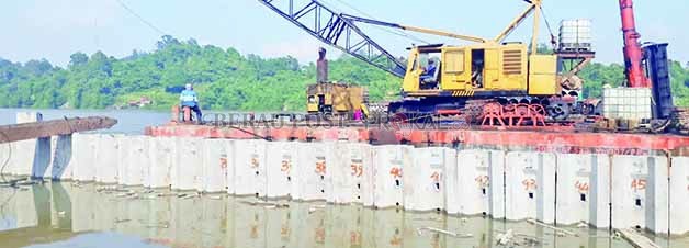 KEJAR TARGET: Pembangunan turap di beberapa titik terus dikebut, khusus Turap Sambaliung saat ini pengerjaannya sudah mencapai 65 persen.