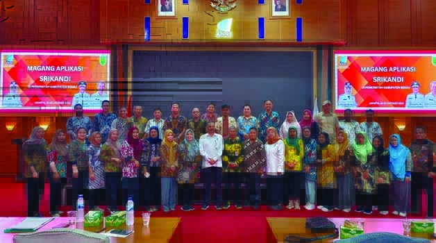 FOTO BERSAMA: Kepala Dinas Perpustakaan dan Kearsipan (Dispusip) Berau, Yudha Budisantosa (tengah) saat berfoto bersama peserta Bimtek Kabupaten Berau beberapa waktu lalu.