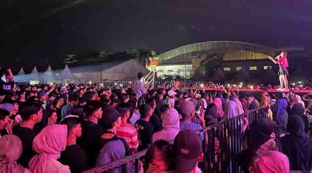 MEMBLUDAK: Ribuan masyarakat saat menyaksikan penampilan artis ibukota saat pembukaan Berau Expo 2023.