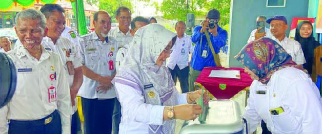 MUSNAHKAN BERKAS: Bupati Berau Sri Juniarsih secara simbolis memusnahkan berkas yang sudah tidak memiliki nilai guna dengan cara dicacah menggunakan mesin.