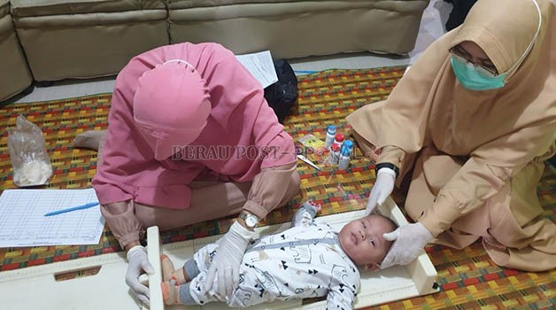 HARUS DIENTASKAN: Pihak posyandu melakukan pengecekan terhadap kesehatan bayi dan ibu hamil untuk mencegah stunting.