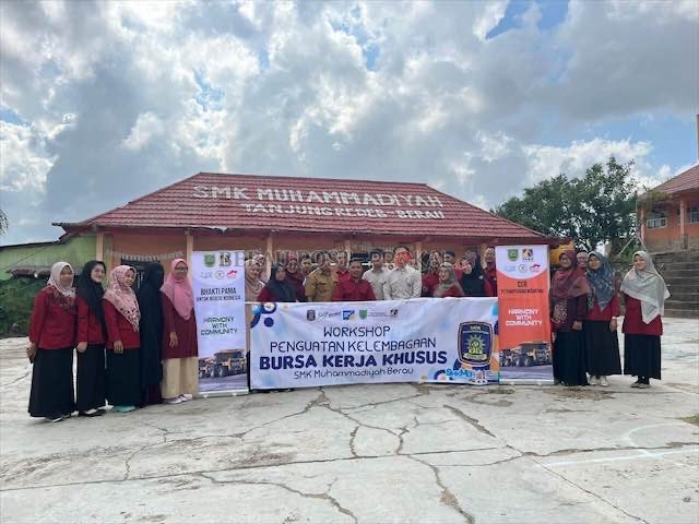 PENGUATAN: Foto bersama manajemen PAMA BMO dan Disnakertrans Berau usai pelaksanaan workshop Penguatan Kelembagaan BKK di SMK Muhammadiyah.