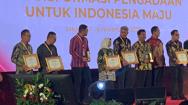 TERIMA PENGHARGAAN: Asisten III Bidang Administrasi Umum, Maulidiyah (empat kiri), mewakili Bupati Berau, Sri Juniarsih, menerima penghargaan dari LKPP Republik Indonesia, Selasa (7/11).