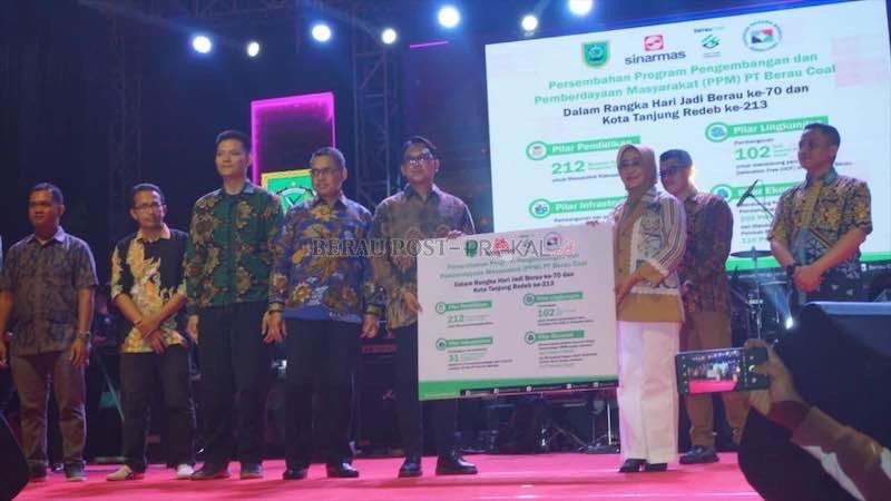 SIMBOLIS: General Manager Operation Support and Relations PT Berau Coal, Cahyo Andrianto (lima kiri), saat memberikan simbolis bantuan ke Bupati Berau Sri Juniarsih, saat penutupan Berau Expo Jumat (10/11) malam lalu.