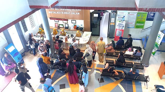 PELAYANAN: Antrean masyarakat untuk mendapat pengobatan di RSUD dr Abdul Rivai.