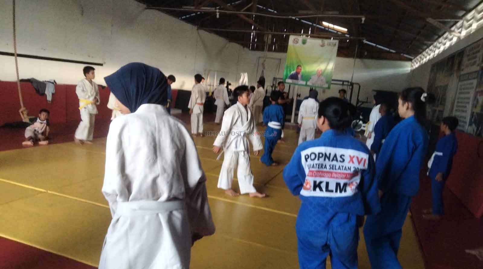 TERUS BERLATIH: Terlihat atlet judo Berau fokus latihan kemarin.