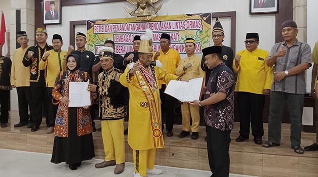 TANDA TANGANI: Wakil Ketua II DPRD Berau Ahmad Rifai bersama Sultan Gunung Tabur, Adjie Bahrul saat menandatangani nota kesepakatan penolakan Berau gabung Kaltara.