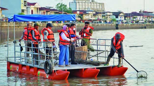 TERKENDALA SEJUMLAH PERSOALAN: Terlihat kapal sampah milik DLHK saat beroperasi di Sungai Segah.