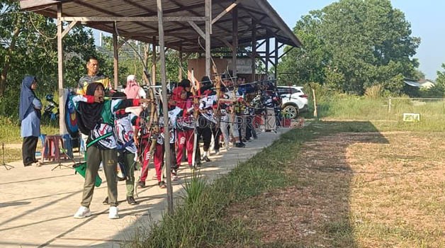 ATLET MUDA: Para atlet muda panahan Berau saat berlatih beberapa waktu lalu.