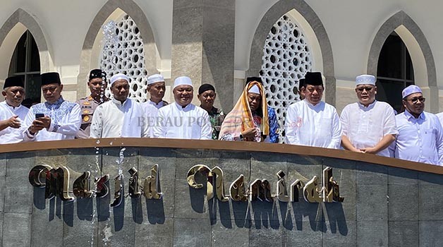 SENTRA KEGIATAN AGAMA: Peresmian Masjid Namirah di Jalan Garuda, Sambaliung yang dihadiri Ustaz Dasad Latif. Selain itu, turut hadir Wakil Bupati Berau Gamalis, mantan Bupati Berau Agus Tantomo dan mantan Ketua DPRD Kaltim Makmur HAPK.