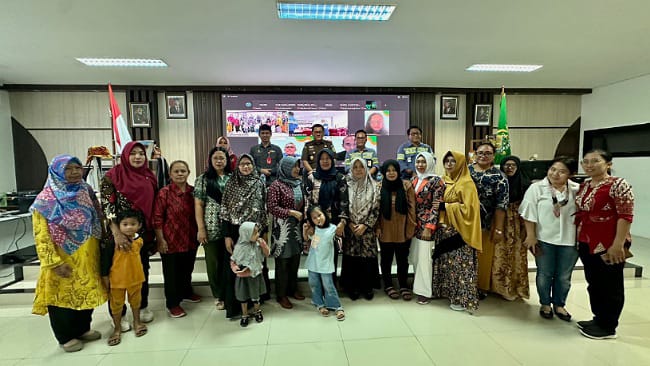 Para peserta berfoto bersama usai pelaksanaan Program Wifepreneur yang diinisiasi BUMA. Tampak turut hadir dalam acara tersebut, di antaranya Asisten I Setkab Berau Hendratno, Kajari Berau Hari Wibowo dan manajemen BUMA.